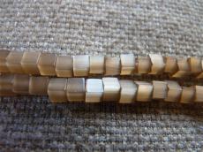 macskaszem kocka gyöngy 4 x 4 mm: barna 20 db