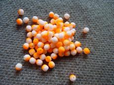 csiszolt gyöngy 4 mm fehér-neon narancs 50 db