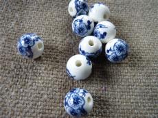 porcelán gyöngy kék virágos 12 mm