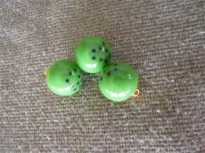 akril színes gömb bogyókkal medál: zöld