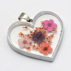 szárított virágos szív alakú epoxy medál