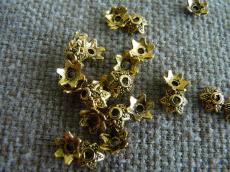 gyöngykupak: antik arany kisebb csillag 20 db
