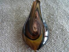Muránói üvegmedál: arany-barna csigavonalas