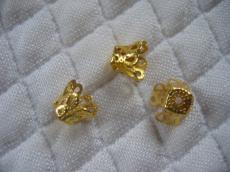 gyöngykupak: harang alakú filigrán arany színű 10 db kisebb