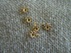 arany színű filigrán virág kicsi medál vagy fityegő 10 db