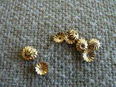gyöngykupak: 6 mm sávos virág arany színű 20 db