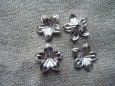 gyöngykupak: 22 mm virág platinum színű 6 db