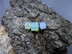 Swarovski légies nyaklánc - kockák -chrysolite opal