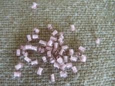 távol keleti fehér festett közepű világos ametisztlila kásagyöngy 20 gr kb. 4 mm