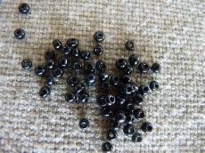 távol keleti fekete kásagyöngy 17,3 gr kb. 3 mm