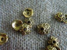 gyöngykupak: antik arany színű csigavonalas 20 db