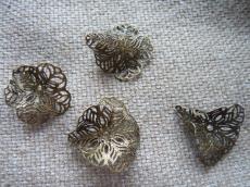 gyöngykupak: uszály alakú filigrán antik réz színű 5 db