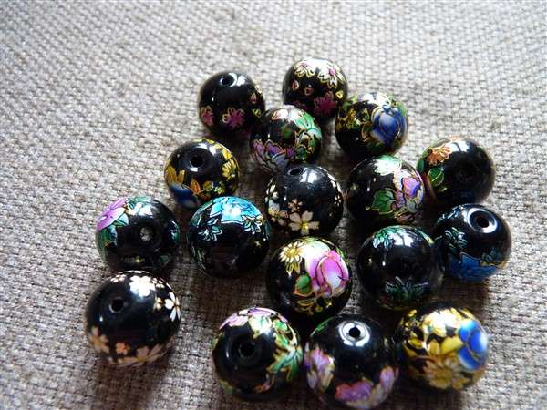 14 mm fekete kerek gyöngy virágos 1 db