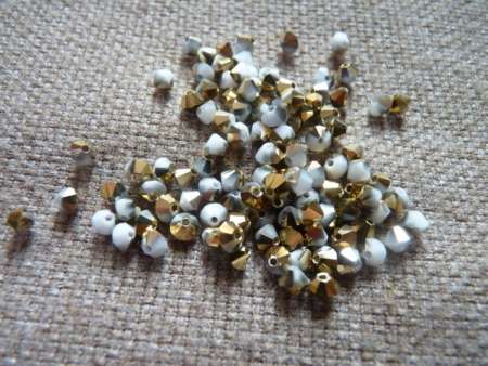 cseh bicone 4 mm fehér-brass 20 db