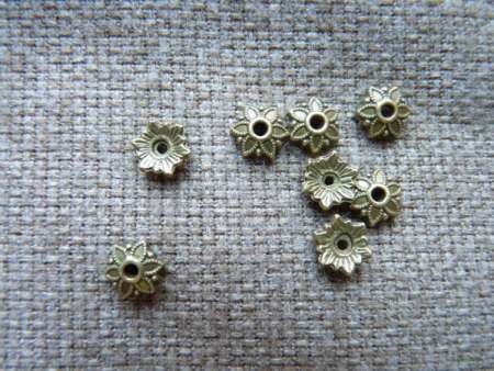 gyöngykupak: 8 mm antik réz  színű kis virágos 20 db