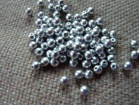 4 mm kerek gyöngy metál ezüst 50 db