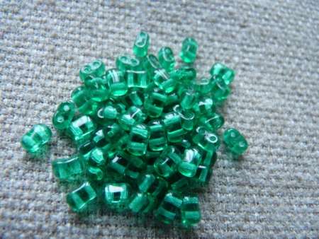 Bi-bo gyöngy: áttetsző emerald 10 g