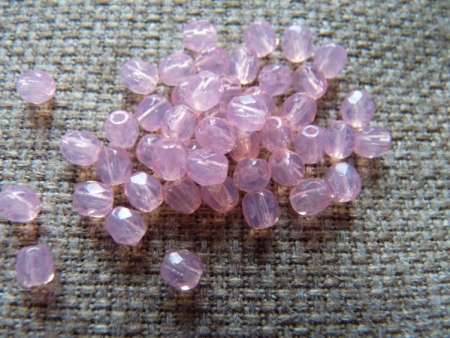 csiszolt gyöngy 4 mm milky pink 50 db